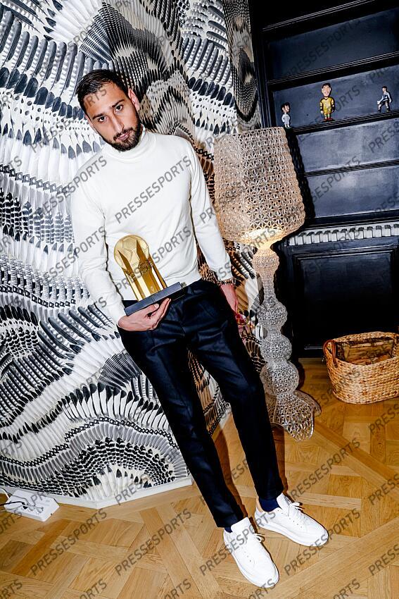 donnarumma (gianluigi) REMISE TROPHEE YACHINE A DONNARUMMA trophee recompensant le meilleur gardien de l'annee. Le gardien italien champion d'Europe a son domicile. - Attention image soumise a conditions particulieres, nous contacter avant toute utilisation - 