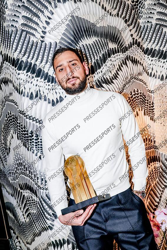 donnarumma (gianluigi) REMISE TROPHEE YACHINE A DONNARUMMA trophee recompensant le meilleur gardien de l'annee. Le gardien italien champion d'Europe a son domicile. - Attention image soumise a conditions particulieres, nous contacter avant toute utilisation - 