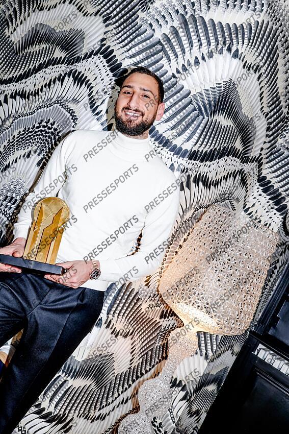 donnarumma (gianluigi) REMISE TROPHEE YACHINE A DONNARUMMA trophee recompensant le meilleur gardien de l'annee. Le gardien italien champion d'Europe a son domicile. - Attention image soumise a conditions particulieres, nous contacter avant toute utilisation - 