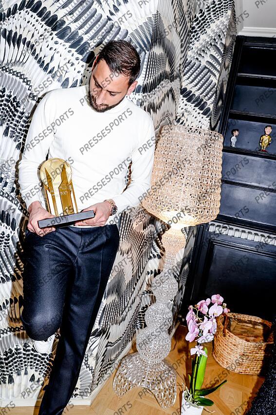 donnarumma (gianluigi) REMISE TROPHEE YACHINE A DONNARUMMA trophee recompensant le meilleur gardien de l'annee. Le gardien italien champion d'Europe a son domicile. - Attention image soumise a conditions particulieres, nous contacter avant toute utilisation - 