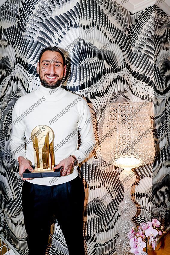 donnarumma (gianluigi) REMISE TROPHEE YACHINE A DONNARUMMA trophee recompensant le meilleur gardien de l'annee. Le gardien italien champion d'Europe a son domicile. - Attention image soumise a conditions particulieres, nous contacter avant toute utilisation - 