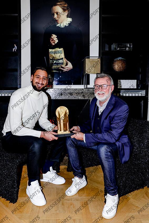 donnarumma (gianluigi) ferre (pascal) REMISE TROPHEE YACHINE A DONNARUMMA trophee recompensant le meilleur gardien de l'annee. Le gardien italien champion d'Europe a son domicile recoit le trophee des mains de Pascal Ferre redacteur en chef de France Football - Attention image soumise a conditions particulieres, nous contacter avant toute utilisation - 