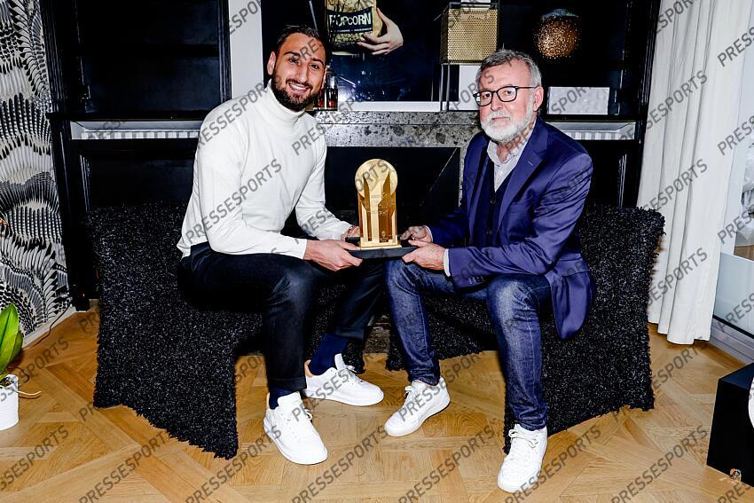 donnarumma (gianluigi) ferre (pascal) REMISE TROPHEE YACHINE A DONNARUMMA trophee recompensant le meilleur gardien de l'annee. Le gardien italien champion d'Europe a son domicile recoit le trophee des mains de Pascal Ferre redacteur en chef de France Football - Attention image soumise a conditions particulieres, nous contacter avant toute utilisation - 