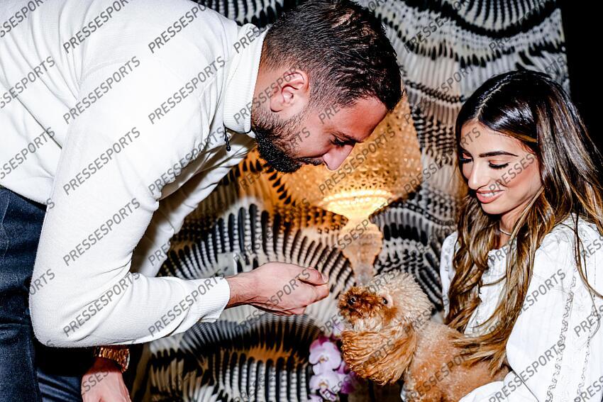 elefante (alessia) donnarumma (gianluigi) REMISE TROPHEE YACHINE A DONNARUMMA trophee recompensant le meilleur gardien de l'annee. Le gardien italien champion d'Europe a son domicile pose avec sa fiancee Alessia Elefante et leur chien Coco - Attention image soumise a conditions particulieres, nous contacter avant toute utilisation - 
