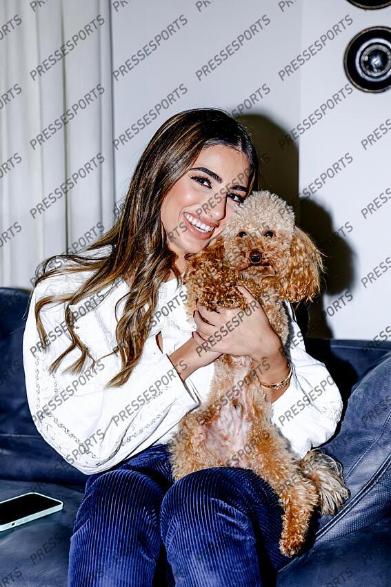 elefante (alessia) REMISE TROPHEE YACHINE A DONNARUMMA trophee recompensant le meilleur gardien de l'annee. Sa fiancee et son chien - Attention image soumise a conditions particulieres, nous contacter avant toute utilisation - 