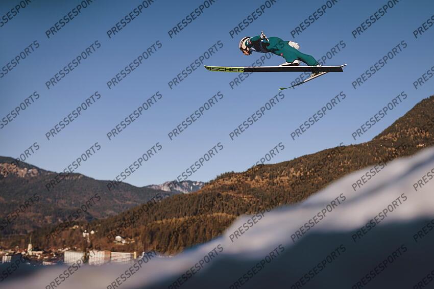 31.12.2021, Olympiaschanze, Garmisch Partenkirchen, GER, FIS Weltcup Skisprung, Vierschanzentournee, Garmisch Partenkirchen, Qualifikation, im Bild Stefan Kraft (AUT) // Stefan Kraft of Austria during his Qualification Jump for the Four Hills Tournament of FIS Ski Jumping World Cup at the Olympiaschanze in Garmisch Partenkirchen, Germany on 2021/12/31. EXPA Pictures 