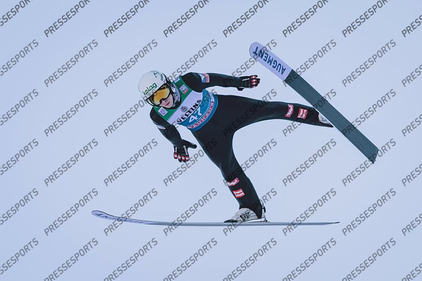 31.12.2021, Olympiaschanze, Garmisch Partenkirchen, GER, FIS Weltcup Skisprung, Vierschanzentournee, Garmisch Partenkirchen, Qualifikation, im Bild Daniel Tschofenig (AUT) // Daniel Tschofenig of Austria during his Qualification Jump for the Four Hills Tournament of FIS Ski Jumping World Cup at the Olympiaschanze in Garmisch Partenkirchen, Germany on 2021/12/31. EXPA Pictures 