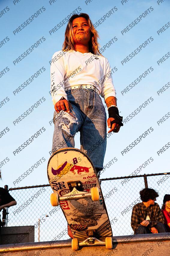 brown (sky) - (gbr) - MAGAZINE BROWN A 13 ans, la skateuse anglo-japonaise, medaillee de bronze aux JO de Tokyo s’entraîne ce jour de novembre au milieu de skateurs anonymes à Oceanside. - Attention image soumise a conditions particulieres, nous contacter avant toute utilisation - 