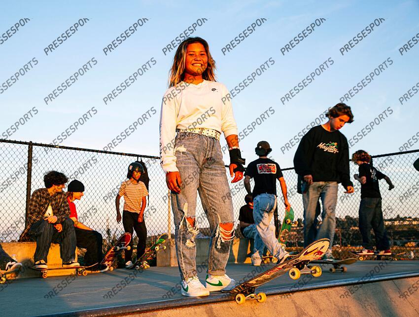 brown (sky) - (gbr) - MAGAZINE BROWN A 13 ans, la skateuse anglo-japonaise, medaillee de bronze aux JO de Tokyo s’entraîne ce jour de novembre au milieu de skateurs anonymes à Oceanside. - Attention image soumise a conditions particulieres, nous contacter avant toute utilisation - 