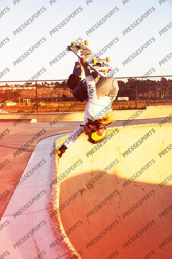 brown (sky) - (gbr) - MAGAZINE BROWN A 13 ans, la skateuse anglo-japonaise, medaillee de bronze aux JO de Tokyo s’entraîne ce jour de novembre au milieu de skateurs anonymes à Oceanside. L’adolescente dispose d’une large palette technique. Figure - Attention image soumise a conditions particulieres, nous contacter avant toute utilisation - 
