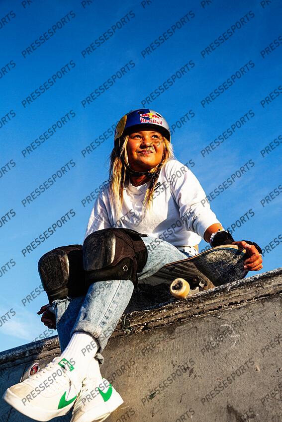 brown (sky) - (gbr) - MAGAZINE BROWN A 13 ans, la skateuse anglo-japonaise, medaillee de bronze aux JO de Tokyo s’entraîne ce jour de novembre au milieu de skateurs anonymes à Oceanside. - Attention image soumise a conditions particulieres, nous contacter avant toute utilisation - 