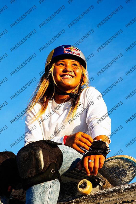 brown (sky) - (gbr) - MAGAZINE BROWN A 13 ans, la skateuse anglo-japonaise, medaillee de bronze aux JO de Tokyo s’entraîne ce jour de novembre au milieu de skateurs anonymes à Oceanside. - Attention image soumise a conditions particulieres, nous contacter avant toute utilisation - 