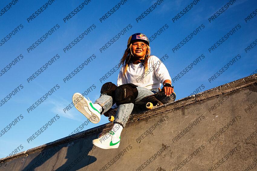 brown (sky) - (gbr) - MAGAZINE BROWN A 13 ans, la skateuse anglo-japonaise, medaillee de bronze aux JO de Tokyo s’entraîne ce jour de novembre au milieu de skateurs anonymes à Oceanside. - Attention image soumise a conditions particulieres, nous contacter avant toute utilisation - 