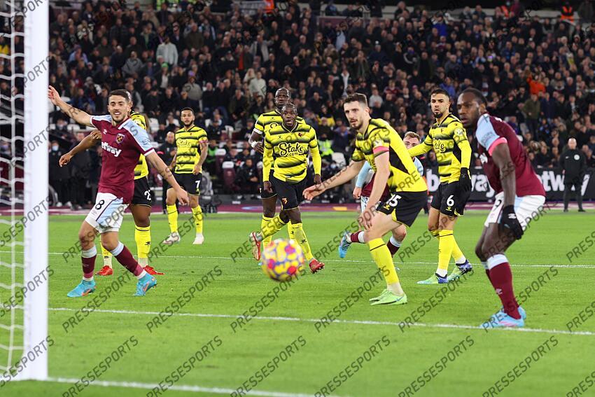 8 February 2022, London - Premier League Football - West Ham United v Watford - Jarrod Bowen of West Ham peeks through Watford defenders only to see his shot hit the post - Photo: Charlotte Wilson / Offside. WEST HAM UNITED-WATFORD (1-0) 