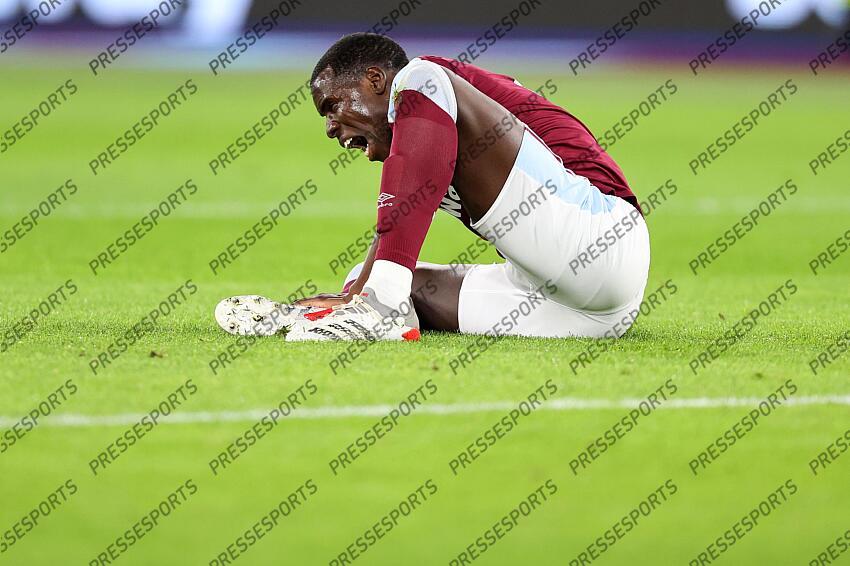 8 February 2022, London - Premier League Football - West Ham United v Watford - Kurt Zouma of West Ham cries out in pain as he grips his leg - Photo: Charlotte Wilson / Offside. WEST HAM UNITED-WATFORD (1-0) 