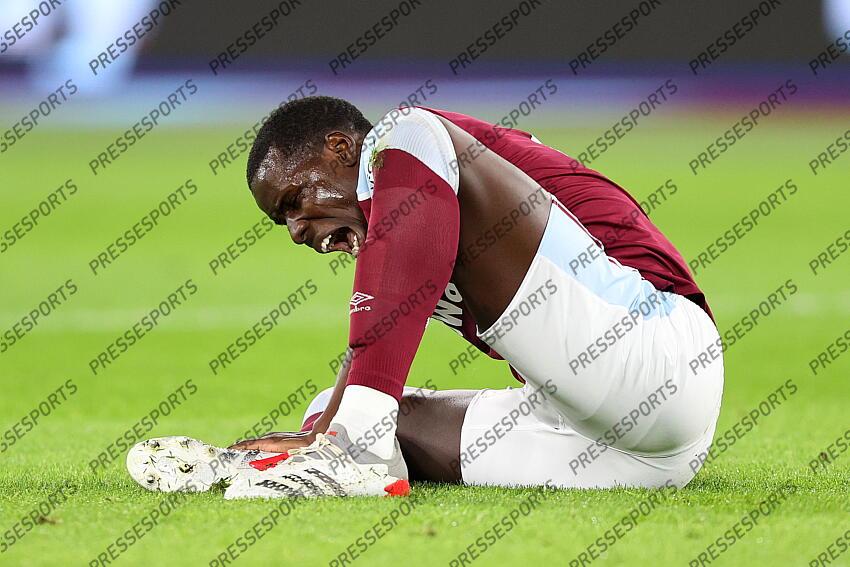 8 February 2022, London - Premier League Football - West Ham United v Watford - Kurt Zouma of West Ham cries out in pain as he grips his leg - Photo: Charlotte Wilson / Offside. WEST HAM UNITED-WATFORD (1-0) 