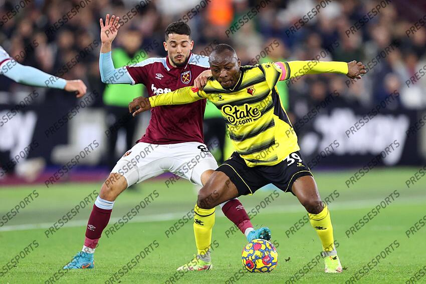 8 February 2022, London - Premier League Football - West Ham United v Watford - Pablo Fornals of West Ham and Edo Kayembe of Watford - Photo: Charlotte Wilson / Offside. WEST HAM UNITED-WATFORD (1-0) 