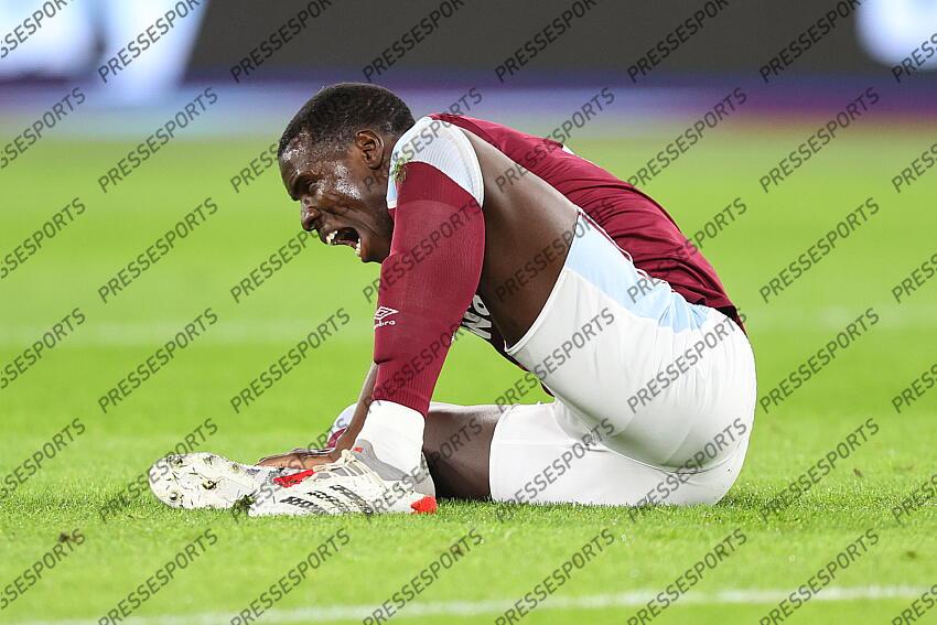 8 February 2022, London - Premier League Football - West Ham United v Watford - Kurt Zouma of West Ham cries out in pain as he grips his leg - Photo: Charlotte Wilson / Offside. WEST HAM UNITED-WATFORD (1-0) 
