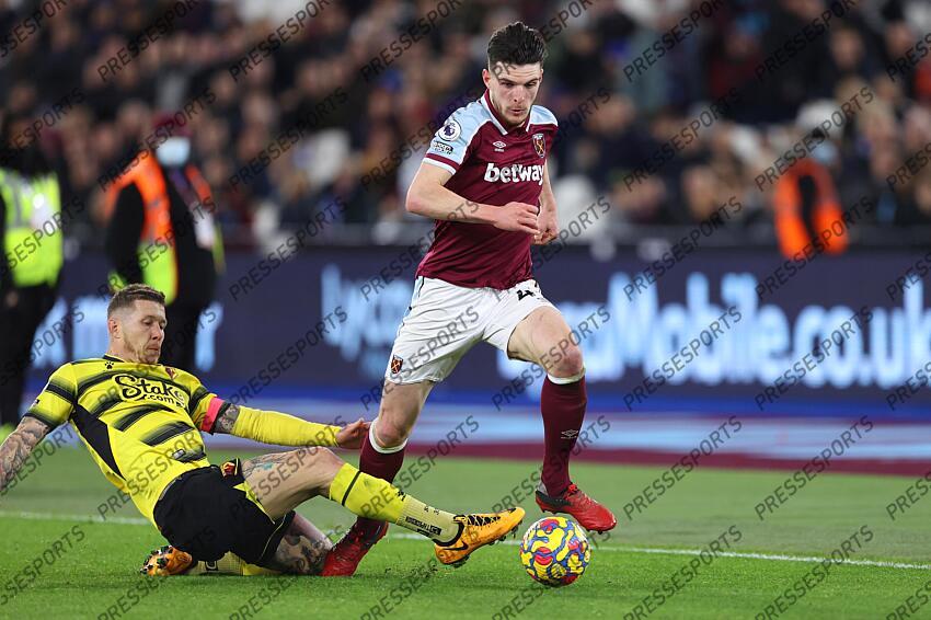 8 February 2022, London - Premier League Football - West Ham United v Watford - Declan Rice of West Ham avoids Jura Kucka of Watford - Photo: Charlotte Wilson / Offside. WEST HAM UNITED-WATFORD (1-0) 