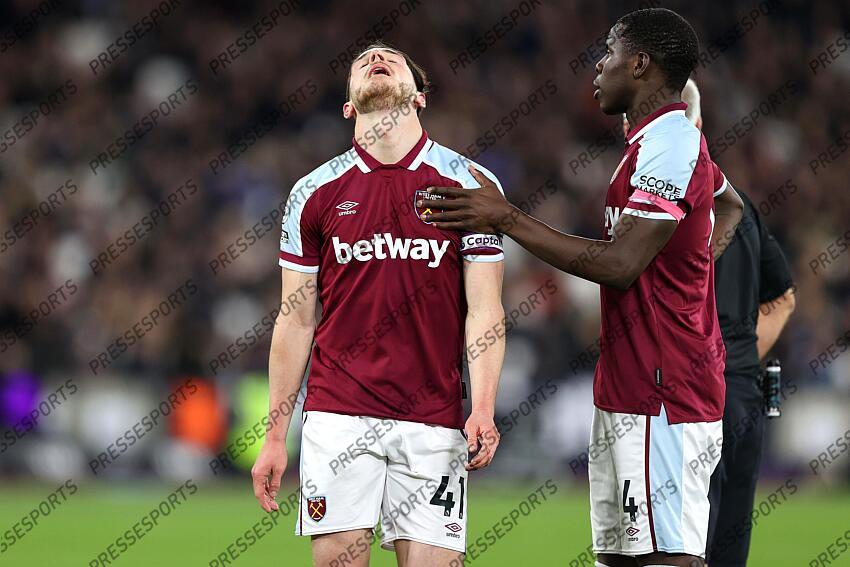8 February 2022, London - Premier League Football - West Ham United v Watford - Kurt Zouma of West Ham pats Declan Rice on the chest as he looks up skywards, exasperated while the scoreline is still 0-0 - Photo: Charlotte Wilson / Offside. WEST HAM UNITED-WATFORD (1-0) 