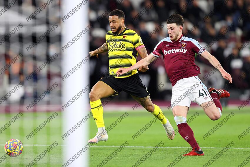 8 February 2022, London - Premier League Football - West Ham United v Watford - Joshua King of Watford and Declan Rice of West Ham chase down the ball - Photo: Charlotte Wilson / Offside. WEST HAM UNITED-WATFORD (1-0) 