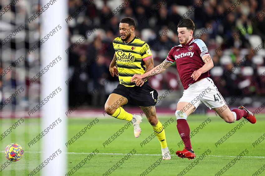 8 February 2022, London - Premier League Football - West Ham United v Watford - Joshua King of Watford and Declan Rice of West Ham chase down the ball - Photo: Charlotte Wilson / Offside. WEST HAM UNITED-WATFORD (1-0) 
