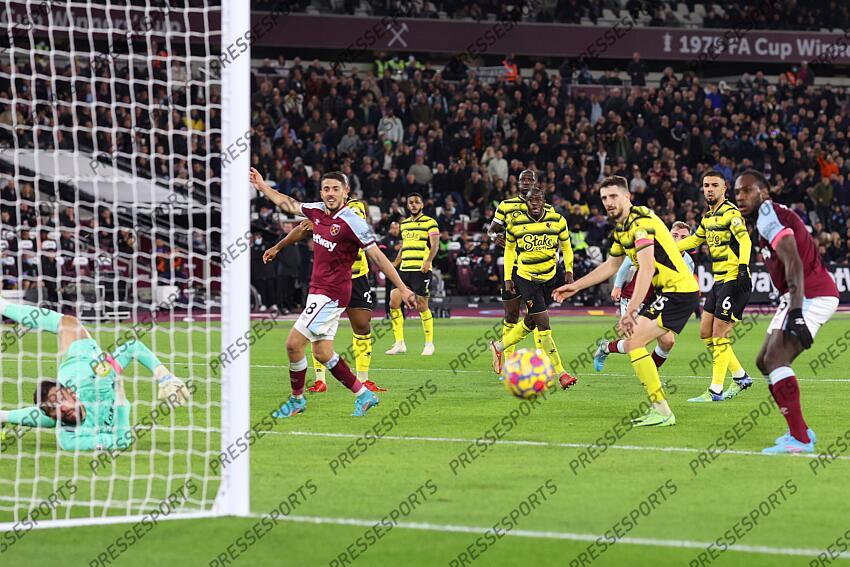 8 February 2022, London - Premier League Football - West Ham United v Watford - Jarrod Bowen of West Ham peeks through Watford defenders only to see his shot hit the post - Photo: Charlotte Wilson / Offside. WEST HAM UNITED-WATFORD (1-0) 