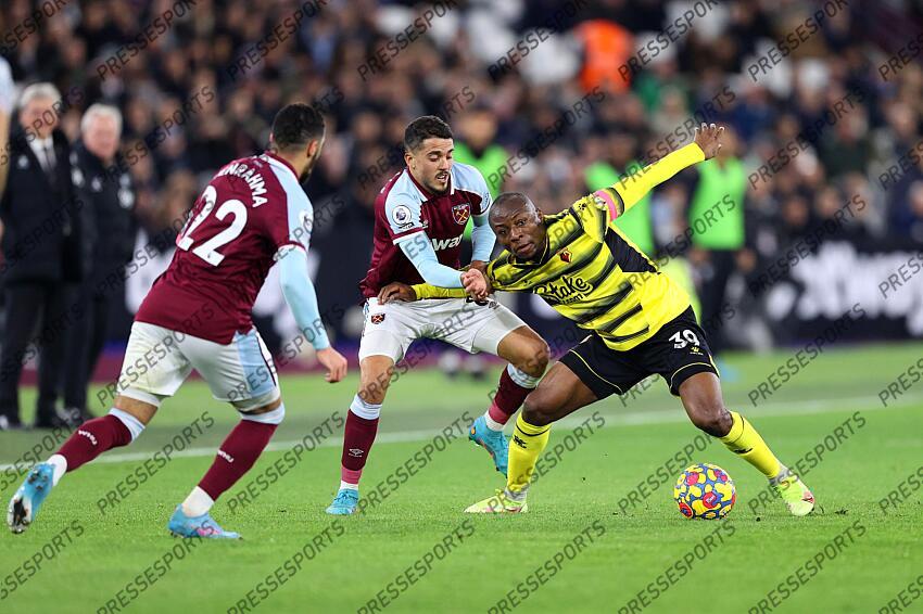 8 February 2022, London - Premier League Football - West Ham United v Watford - Pablo Fornals of West Ham and Edo Kayembe of Watford - Photo: Charlotte Wilson / Offside. WEST HAM UNITED-WATFORD (1-0) 