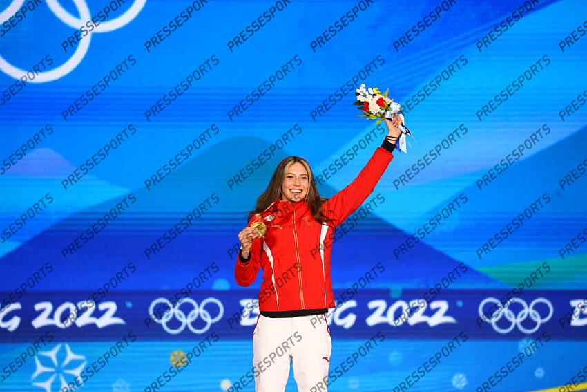 Ailing Eileen Gu (CHN), FEBRUARY 8, 2022 - Freestyle Skiing : Women's Big Air Medal Ceremony during the Beijing 2022 Olympic Winter Games at Beijing Medal Plaza in Beijing, China. (Photo by AFLO SPORT) BIG AIR FEMMES 