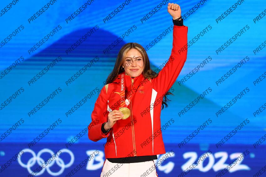 Ailing Eileen Gu (CHN), FEBRUARY 8, 2022 - Freestyle Skiing : Women's Big Air Medal Ceremony during the Beijing 2022 Olympic Winter Games at Beijing Medal Plaza in Beijing, China. (Photo by AFLO SPORT) BIG AIR FEMMES 