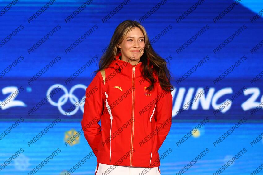 Ailing Eileen Gu (CHN), FEBRUARY 8, 2022 - Freestyle Skiing : Women's Big Air Medal Ceremony during the Beijing 2022 Olympic Winter Games at Beijing Medal Plaza in Beijing, China. (Photo by AFLO SPORT) BIG AIR FEMMES 