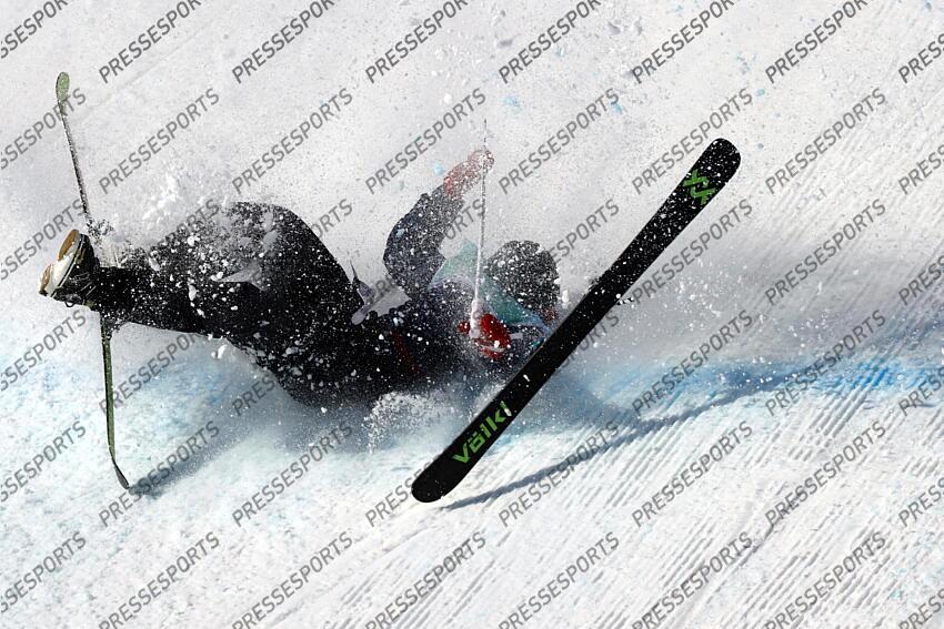 BEIJING, CHINA - FEBRUARY 8 : Kirsty Muir of Team Great Britain crashes out during the Olympic Games 2022, Women's Freeski Big Air on February 8, 2022 in Zhangjiakou China. (Photo by Christophe Pallot/Agence Zoom) BIG AIR FEMMES 