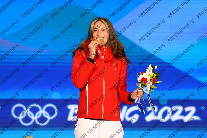 Ailing Eileen Gu (CHN), FEBRUARY 8, 2022 - Freestyle Skiing : Women's Big Air Medal Ceremony during the Beijing 2022 Olympic Winter Games at Beijing Medal Plaza in Beijing, China. (Photo by AFLO SPORT) BIG AIR FEMMES 