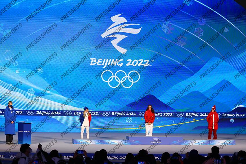 (L-R) Tess Ledeux (FRA), Ailing Eileen Gu (CHN), Mathilde Gremaud (SUI), FEBRUARY 8, 2022 - Freestyle Skiing : Women's Big Air Medal Ceremony during the Beijing 2022 Olympic Winter Games at Beijing Medal Plaza in Beijing, China. (Photo by AFLO SPORT) BIG AIR FEMMES 