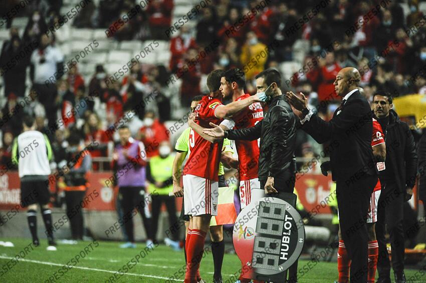 Les spectateurs de l'Estádio da Luz à Lisbonne font preuve de solidarité avec l'Ukraine en affichant des drapeaux et des messages au joueur de Benfica Yaremchuk pendant le match entre Benfica et Vitória de Guimarães, dans le match de football portugais I Liga. Lisbonne, Portugal, 27 février 2022. CARLOS BARROSO /PRESSESPORTS BENFICA-VITORIA GUIMARAES (3-0) 