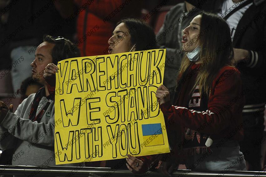 Les spectateurs de l'Estádio da Luz à Lisbonne font preuve de solidarité avec l'Ukraine en affichant des drapeaux et des messages au joueur de Benfica Yaremchuk pendant le match entre Benfica et Vitória de Guimarães, dans le match de football portugais I Liga. Lisbonne, Portugal, 27 février 2022. CARLOS BARROSO /PRESSESPORTS Soutien Ukraine BENFICA-VITORIA GUIMARAES (3-0) 
