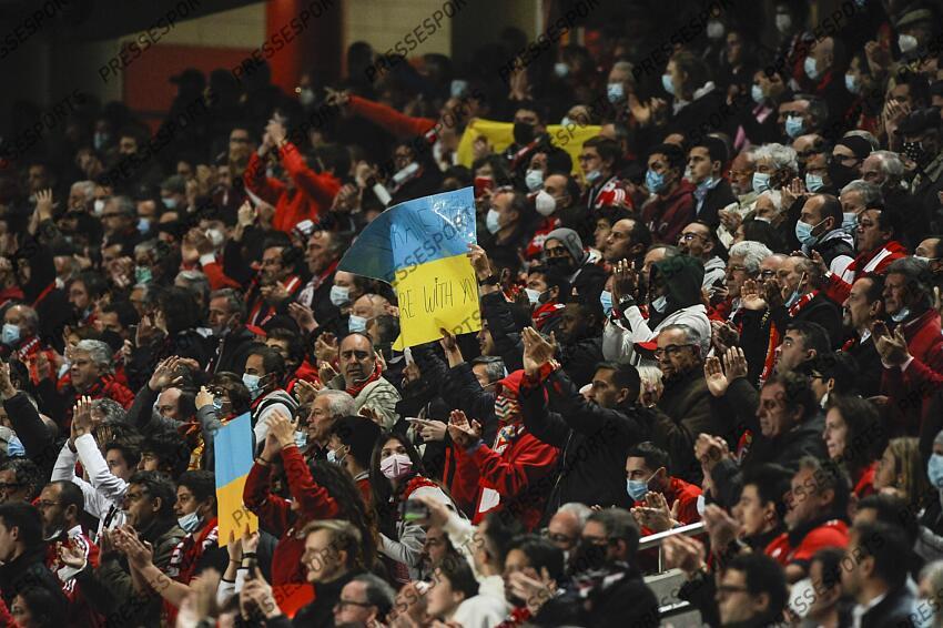 Les spectateurs de l'Estádio da Luz à Lisbonne font preuve de solidarité avec l'Ukraine en affichant des drapeaux et des messages au joueur de Benfica Yaremchuk pendant le match entre Benfica et Vitória de Guimarães, dans le match de football portugais I Liga. Lisbonne, Portugal, 27 février 2022. CARLOS BARROSO /PRESSESPORTS Soutien Ukraine BENFICA-VITORIA GUIMARAES (3-0) 