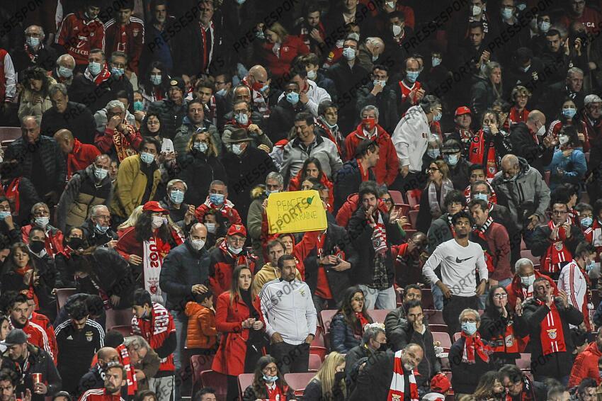 Les spectateurs de l'Estádio da Luz à Lisbonne font preuve de solidarité avec l'Ukraine en affichant des drapeaux et des messages au joueur de Benfica Yaremchuk pendant le match entre Benfica et Vitória de Guimarães, dans le match de football portugais I Liga. Lisbonne, Portugal, 27 février 2022. CARLOS BARROSO /PRESSESPORTS Soutien Ukraine BENFICA-VITORIA GUIMARAES (3-0) 