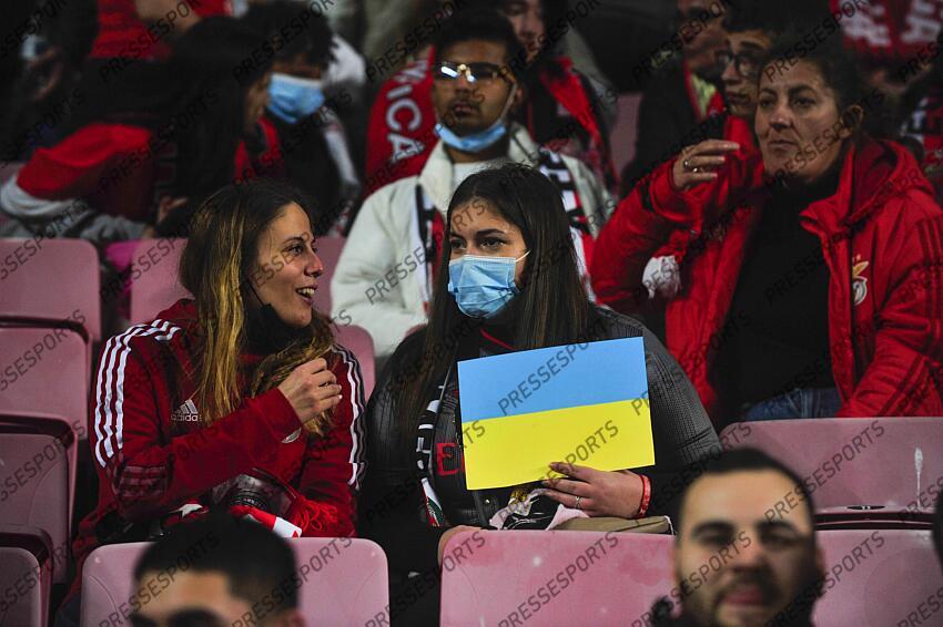Les spectateurs de l'Estádio da Luz à Lisbonne font preuve de solidarité avec l'Ukraine en affichant des drapeaux et des messages au joueur de Benfica Yaremchuk pendant le match entre Benfica et Vitória de Guimarães, dans le match de football portugais I Liga. Lisbonne, Portugal, 27 février 2022. CARLOS BARROSO /PRESSESPORTS Soutien Ukraine BENFICA-VITORIA GUIMARAES (3-0) 