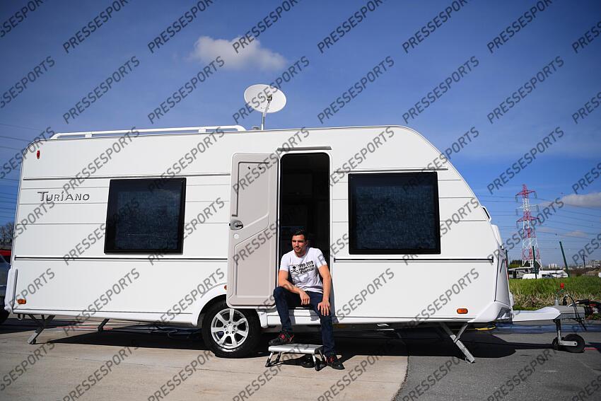 prestot (anderson) pose à côté de sa caravane à Massy. Après deux années précaires liées à la crise sanitaire, le Francilien tentera de relancer sa carrière face à l’Italien Matteo Signani dans le cadre des championnats d'europe en catégorie poids moyens. 