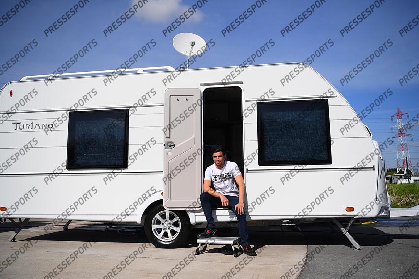 prestot (anderson) pose à côté de sa caravane à Massy. Après deux années précaires liées à la crise sanitaire, le Francilien tentera de relancer sa carrière face à l’Italien Matteo Signani dans le cadre des championnats d'europe en catégorie poids moyens. 