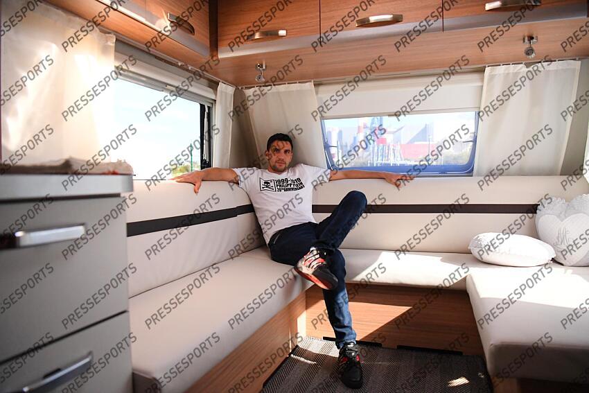 prestot (anderson) pose dans de sa caravane à Massy. Après deux années précaires liées à la crise sanitaire, le Francilien tentera de relancer sa carrière face à l’Italien Matteo Signani dans le cadre des championnats d'europe en catégorie poids moyens. 