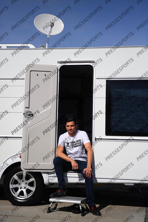 prestot (anderson) pose à côté de sa caravane à Massy. Après deux années précaires liées à la crise sanitaire, le Francilien tentera de relancer sa carrière face à l’Italien Matteo Signani dans le cadre des championnats d'europe en catégorie poids moyens. 