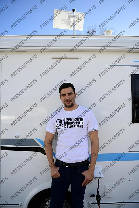 prestot (anderson) pose à côté de sa caravane à Massy. Après deux années précaires liées à la crise sanitaire, le Francilien tentera de relancer sa carrière face à l’Italien Matteo Signani dans le cadre des championnats d'europe en catégorie poids moyens. 