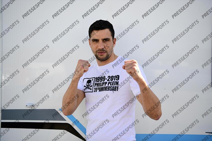 prestot (anderson) pose à côté de sa caravane à Massy. Après deux années précaires liées à la crise sanitaire, le Francilien tentera de relancer sa carrière face à l’Italien Matteo Signani dans le cadre des championnats d'europe en catégorie poids moyens. 