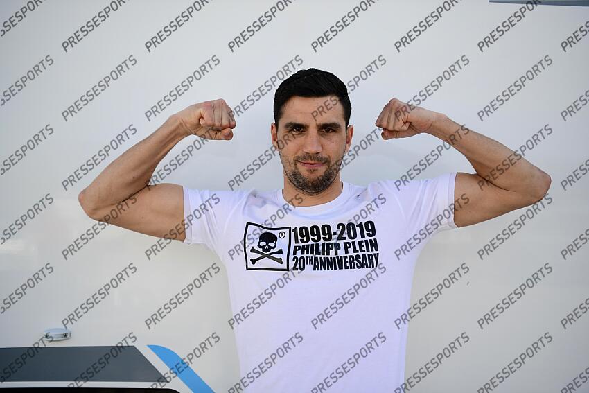 prestot (anderson) pose à côté de sa caravane à Massy. Après deux années précaires liées à la crise sanitaire, le Francilien tentera de relancer sa carrière face à l’Italien Matteo Signani dans le cadre des championnats d'europe en catégorie poids moyens. 