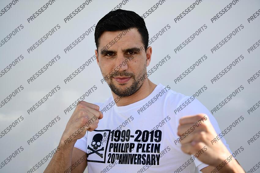 prestot (anderson) pose à côté de sa caravane à Massy. Après deux années précaires liées à la crise sanitaire, le Francilien tentera de relancer sa carrière face à l’Italien Matteo Signani dans le cadre des championnats d'europe en catégorie poids moyens. 