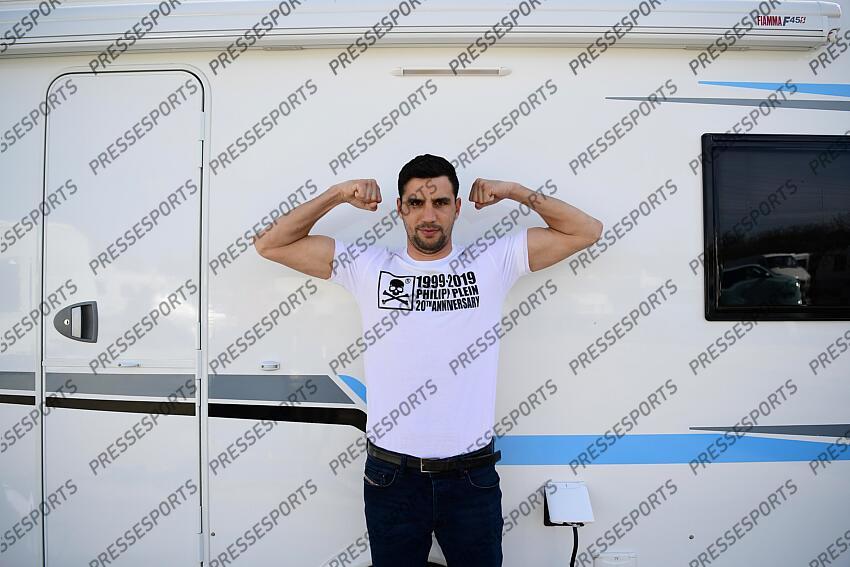 prestot (anderson) pose à côté de sa caravane à Massy. Après deux années précaires liées à la crise sanitaire, le Francilien tentera de relancer sa carrière face à l’Italien Matteo Signani dans le cadre des championnats d'europe en catégorie poids moyens. 