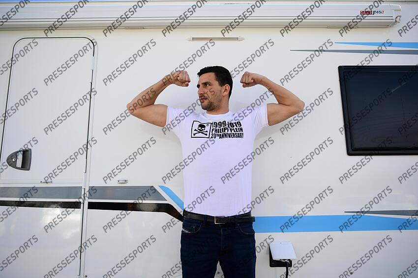 prestot (anderson) pose à côté de sa caravane à Massy. Après deux années précaires liées à la crise sanitaire, le Francilien tentera de relancer sa carrière face à l’Italien Matteo Signani dans le cadre des championnats d'europe en catégorie poids moyens. 