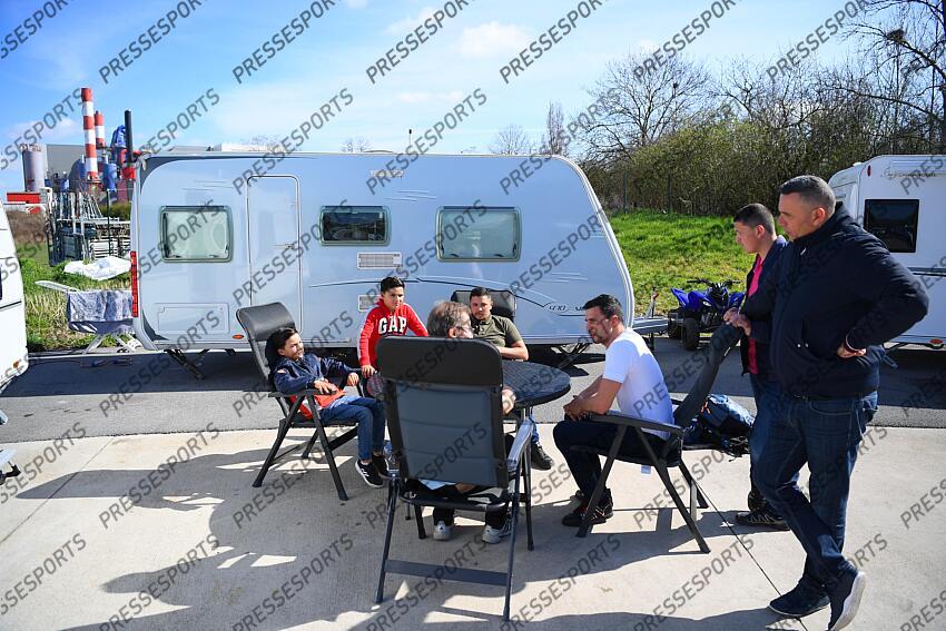 prestot (anderson) est interviewé à côté de sa caravane à Massy. Après deux années précaires liées à la crise sanitaire, le Francilien tentera de relancer sa carrière face à l’Italien Matteo Signani dans le cadre des championnats d'europe en catégorie poids moyens. 